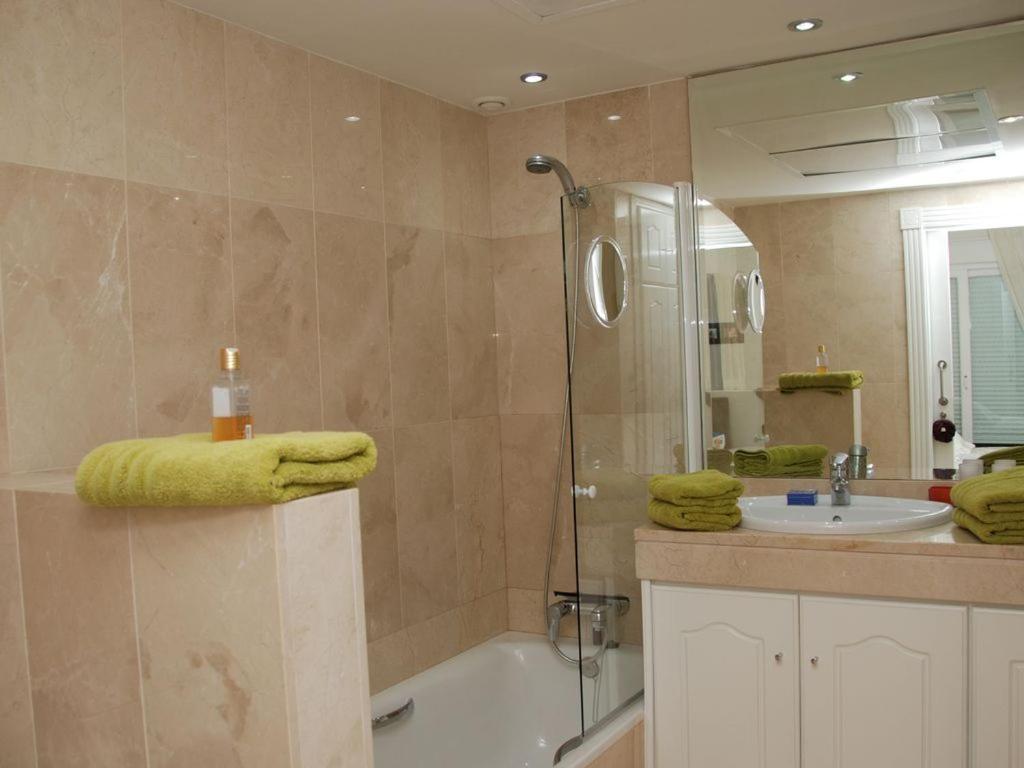 D12 Espectacular Y Moderno Apartamento En Primera Linea - Estepona - Sinfonia Del Mar Kültér fotó